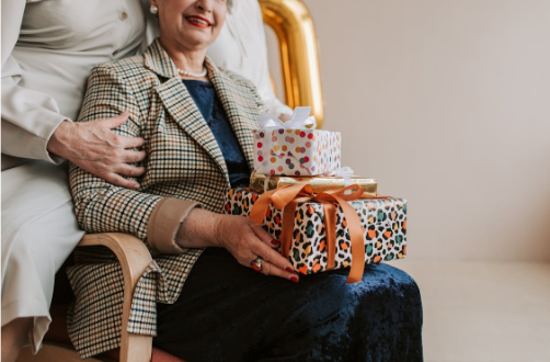 4 Kesalahan Fatal Saat Memberikan Hadiah Untuk Ibu